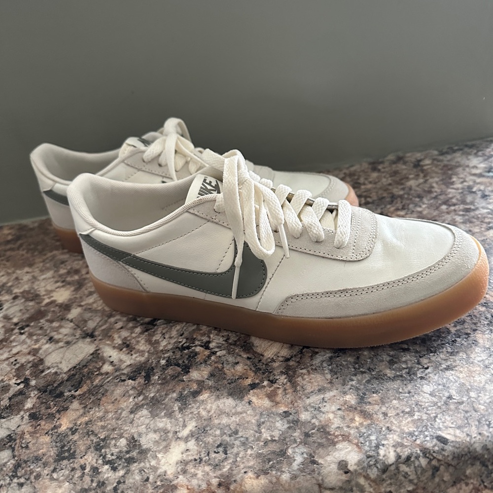Women’s Nike kill shot tennis shoes